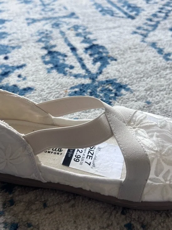 White Floral Embroidered Slip-On Flats - Picture 6 of 8